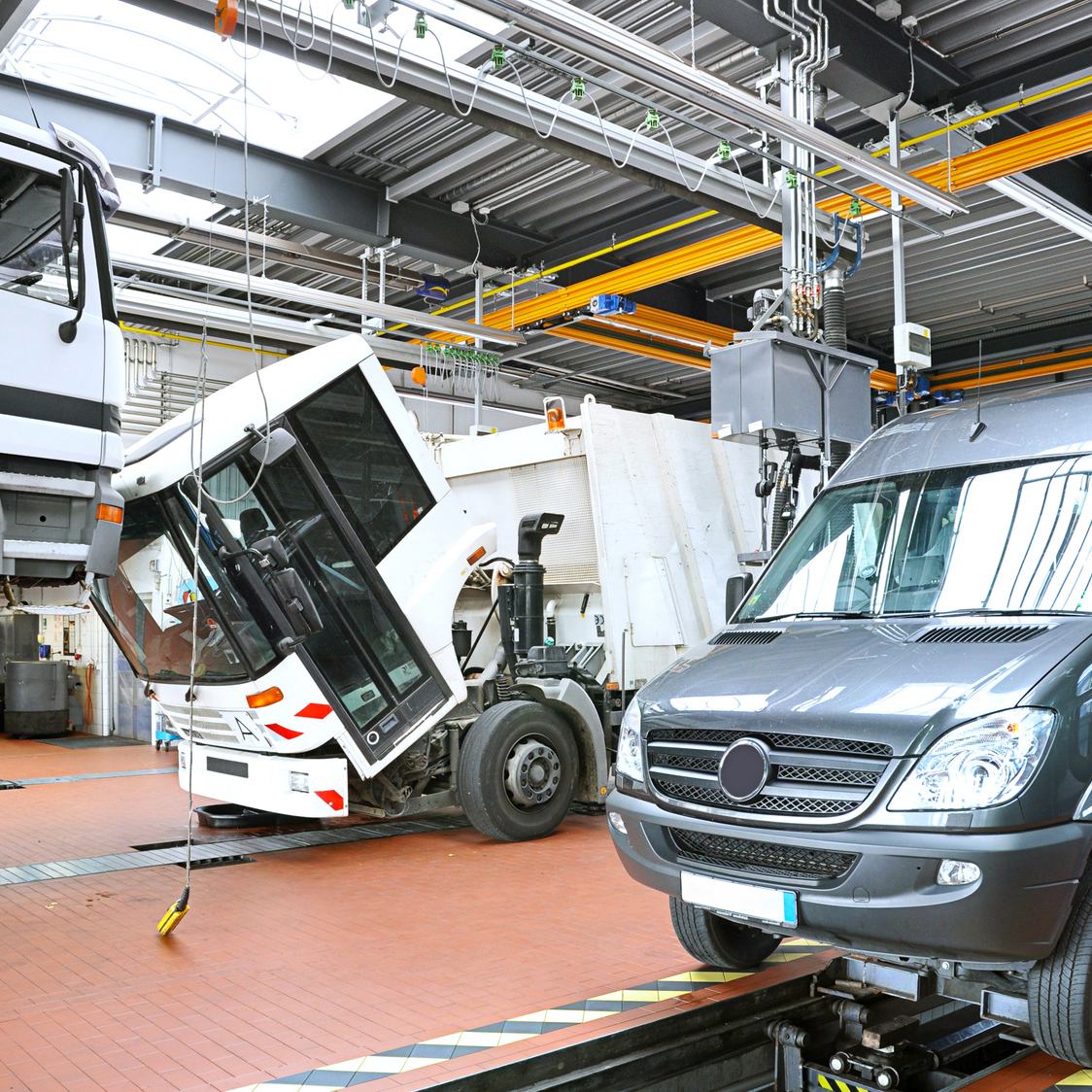 UVV-Prüfung von den Kfz-Sachverständigen in einer Werkstatt in Bochum